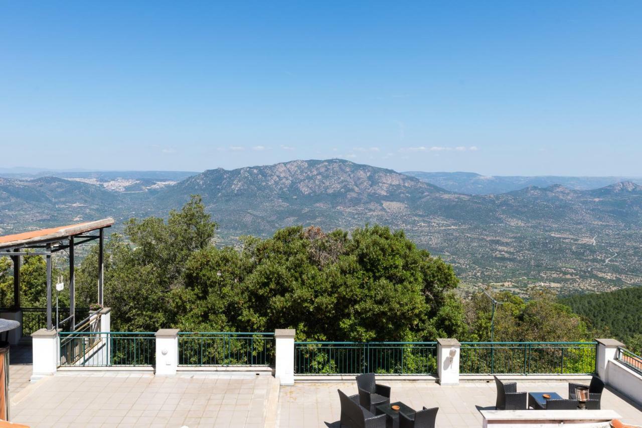 S'Enis Monte Maccione Hotel Олиена Екстериор снимка